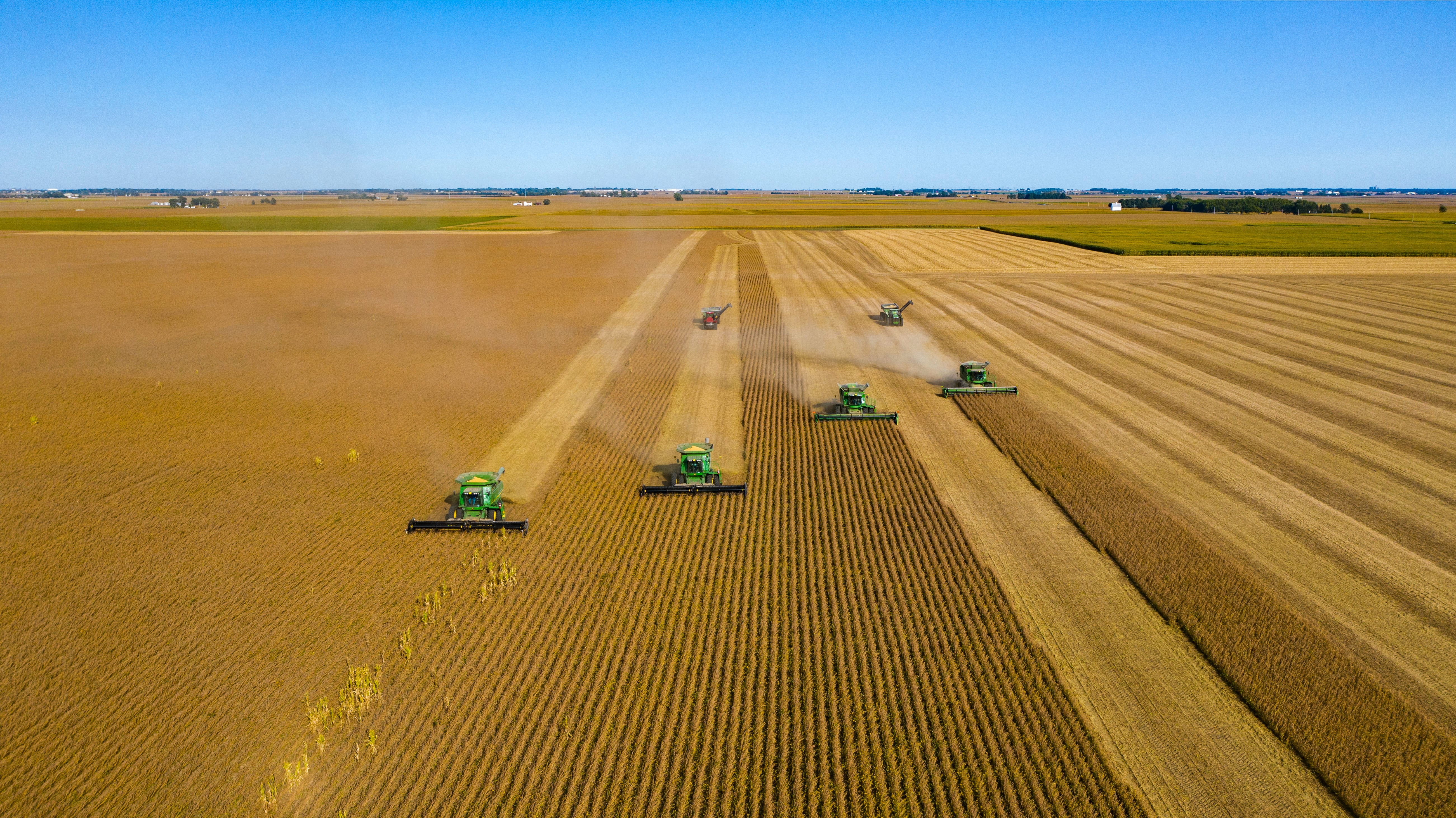 Imagem de máquinas trabalhando no campo, imagem de agronegócio - Blog Credicitrus